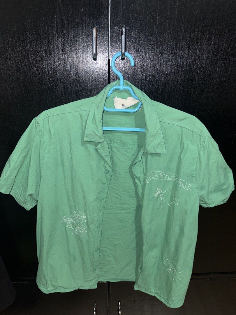 Smyth Green Short Sleeve Button Up Shirt (Category: Tshirts & Polo Shirts ) located in Paranaque City. Submitted by jayvee7 (Listing ID 1449867737, Image 1). Description: - Brand: Smyth - Color: Green - Sleeve Length: Short sleeves - Closure: Button-up - Size: S - Details: Embroidered flowers and text on the front - Style: Casual wear RFS: Declutterring .