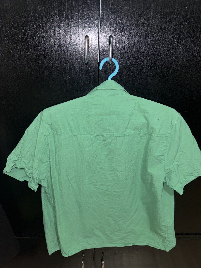 Smyth Green Short Sleeve Button Up Shirt (Category: Tshirts & Polo Shirts ) located in Paranaque City. Submitted by jayvee7 (Listing ID 1449867737, Image 3). Description: - Brand: Smyth - Color: Green - Sleeve Length: Short sleeves - Closure: Button-up - Size: S - Details: Embroidered flowers and text on the front - Style: Casual wear RFS: Declutterring .