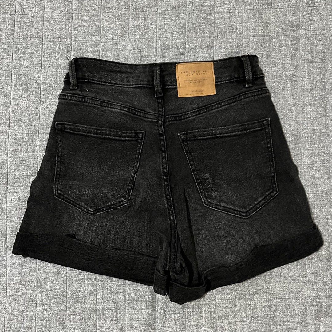 Stradivarius Mom Slim Denim Shorts (Category: Shorts) located in Quezon. Submitted by kennysdeclutters (Listing ID 1449809951, Image 2). Description: - fits 26-27 waist.