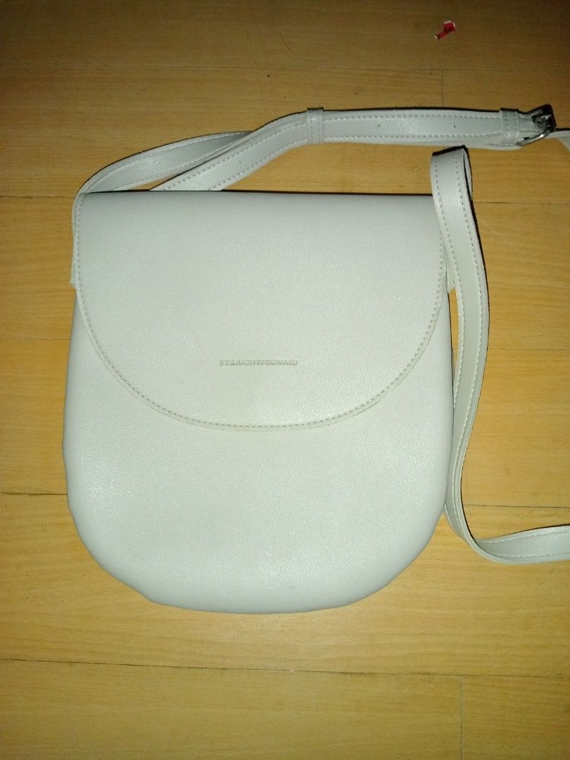 Straightforward Flap DVL sling bag unisex (Category: Sling Bags) located in Rizal. Submitted by imanegg08 (Listing ID 1449844797, Image 1). Description: ♥️All items are as is, Please manage your expectations ♥️Pre-loved ♥️Actual photo posted ♥️Please refer to tape measure and hand pic for size ♥️Feel free to PM seller 💵 MOP: Gcash nd Gotyme only 📦 MOD: Lalamove, JnT and LBC 📍Taytay,Rizal ❌No to joy reservers and bogus buyers ✅ Legit seller sin