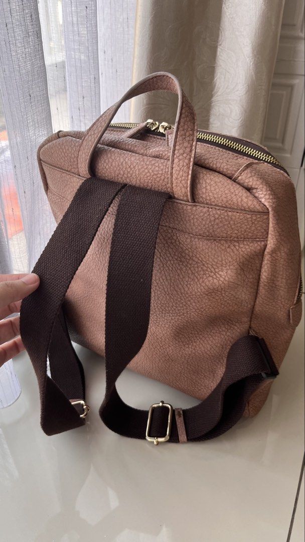 Tas (Kategori: Tas & Dompet Wanita) berada di Bandung. Dikirim oleh happywhale29 (ID iklan 1449762042, Gambar 3). Deskripsi: Les Catino warna rose. Nego sampai jadi 😆 Muat laptop 13 inch ya.