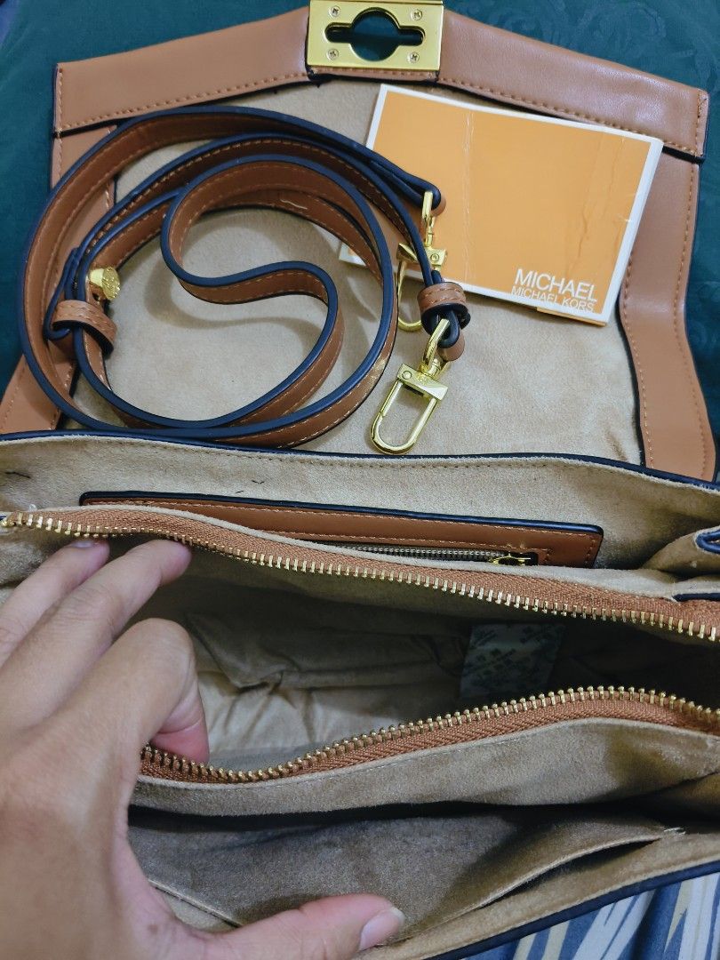 Tas MKk MIKROCHIPs (Kategori: Tas & Dompet Wanita) berada di Jakarta Timur. Dikirim oleh armytimes (ID iklan 1449898216, Gambar 2). Deskripsi: Barang baru ya, mau buat hadiah ngak jd krn ada noda dikit (bisa dibersihin pk tissue basah) cm ngak keburu klo dibersihin krn mau dijadiin hadiah. for serious buyer aja,, lewat oren lbh baik, klo mau manual jg gpp. Lokasi micro chip ada di bagian belakang tas,, JUAL RUGI AJA HRG SGTU..
