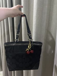 (Category: ) located in . Submitted by shopwithliyaa (Listing ID 1449888550, Image 1). Description: .
