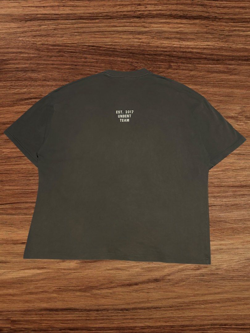 由 shop_peace (刊登 ID 1449942396，圖片 2) 提交，位於 台中市 (Taichung) 的 UNBENT刺繡logo水洗厚磅短袖T恤 尺寸XL 肩寬64公分/胸寬67公分/衣長76公分 約8成新 售$400 (類別：T恤、Polo衫)，說明：UNBENT刺繡logo水洗厚磅短袖T恤 尺寸XL 肩寬64公分/胸寬67公分/衣長76公分 約8成新 售$400。