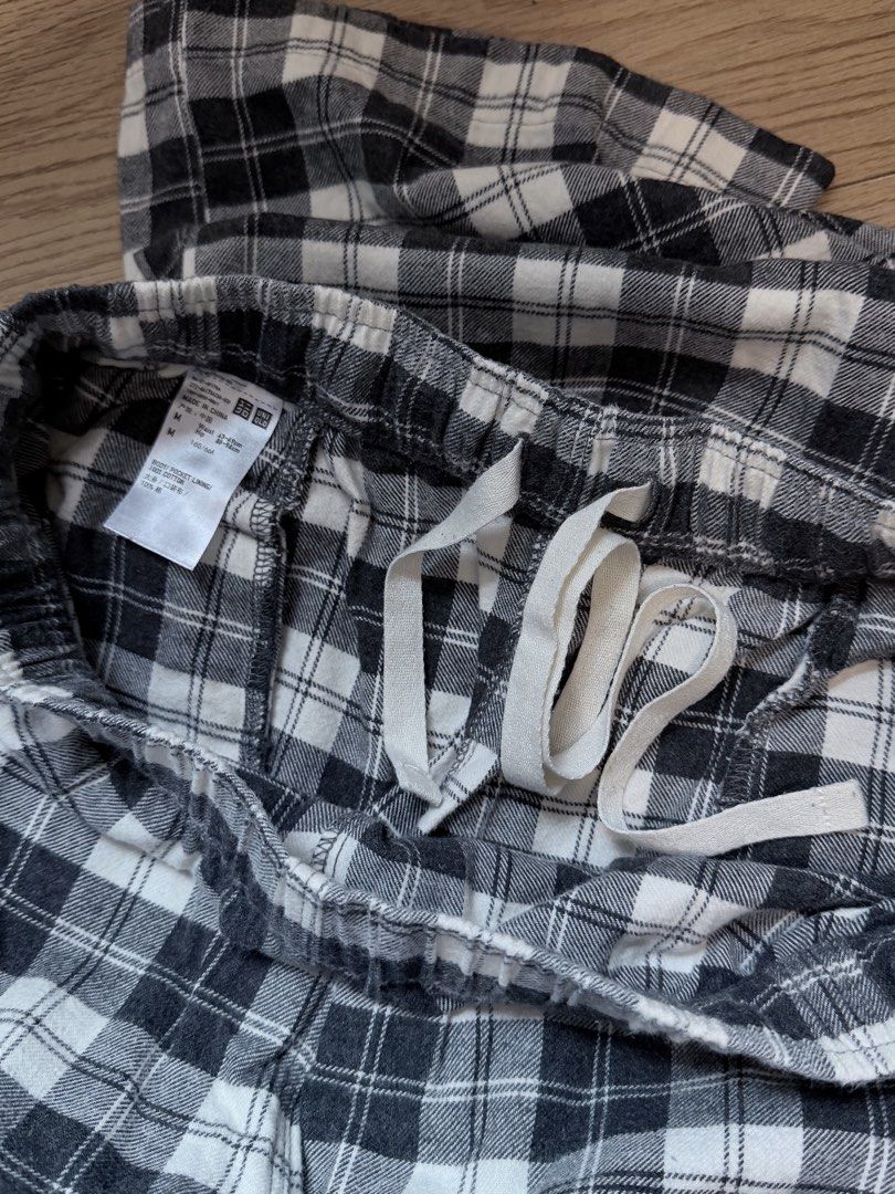Uniqlo Flannel Checked Pants | 格仔棉褲 （分類：其他下身）位於 Hong Kong。 由 laurenchannnnn 提交（商品編號 1449811160，圖片 3）。簡介： Worn Size M Length ~93cm Waist 63-69cm Hip 88-94cm 。