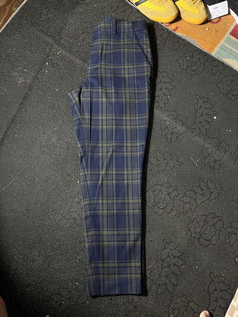 Uniqlo Plaid Pants Size 28 (Category: Other Bottoms) located in Muntinlupa City. Submitted by ninenine.collective (Listing ID 1449800524, Image 2). Description: Uniqlo Plaid Pants Size 28 .