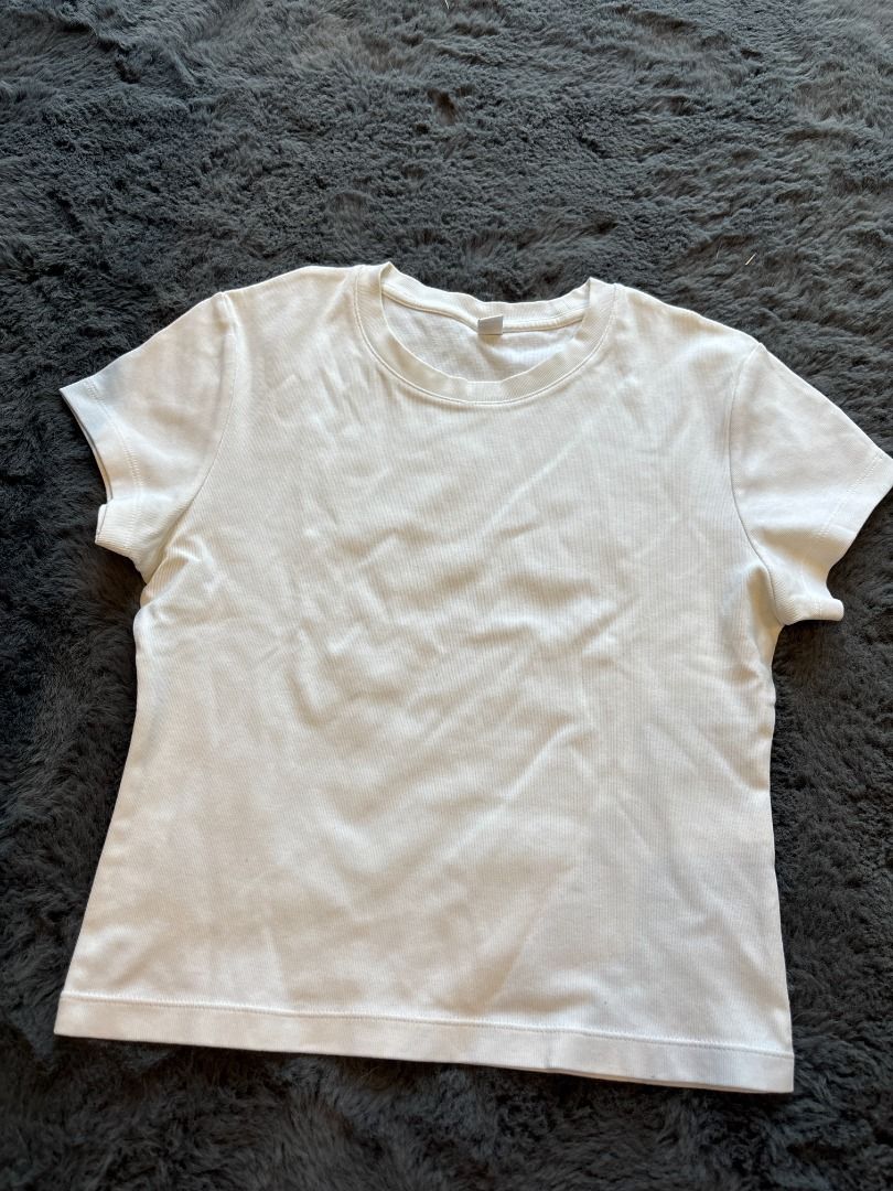 Uniqlo White Cropped Shirt (Category: Shirts) located in Antipolo. Submitted by dddeclutter (Listing ID 1449829419, Image 1). Description: Uniqlo White Cropped Shirt Size: Small Dimensions: 45cm L x 34cm W RFS: Decluttering / Items are not in use anymore Price: 300 Location if for pick up via courier: Filinvest Homes East, Marcos Highway, Lower Antipolo, Rizal (Near Marikina) .