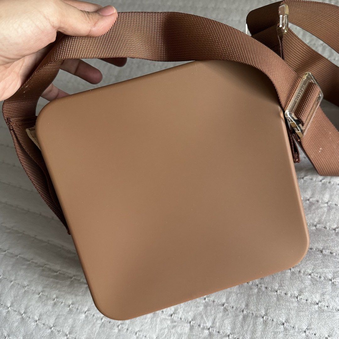 Viajecito Splashkit XL Bag - Chocolate Brown (Category: Cross-body Bags) located in Antipolo. Submitted by fasph (Listing ID 1449755362, Image 2). Description: Minor signs of usage 19cmx19cm.