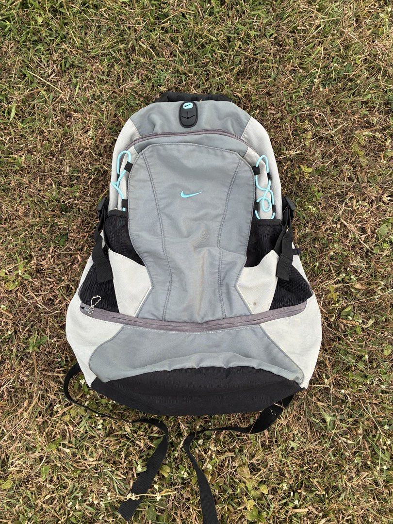 VINTAGE 90’s NIKE TECHNICAL BACKPACK (Category: Backpacks) located in Manila. Submitted by garahe_secretshop (Listing ID 1449854043, Image 1). Description: - Grey Nike backpack with light blue accents - Multiple compartments and pockets - Adjustable straps - Top handle - Ideal for school or gym use.