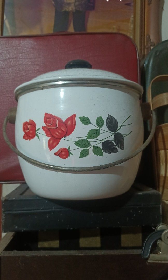 Vintage enamel pot (Category: Vintage Collectibles) located in Klang. Submitted by akakjapanprelovedclothing (Listing ID 1449929812, Image 2). Description: periuk enamel floral print untuk koleksi barang lama antik dekorasi xpenah guna.