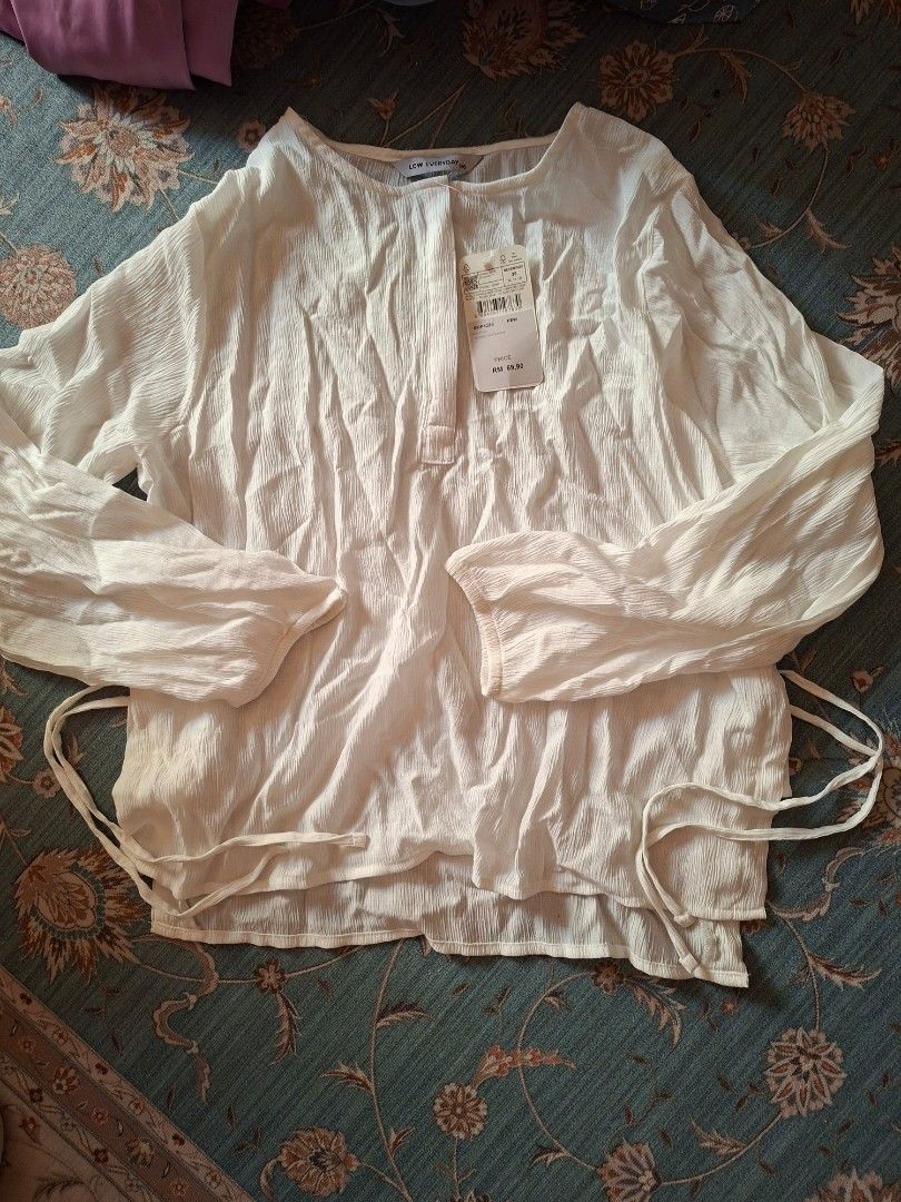 white blouse (Category: Blouses) located in Dengkil. Submitted by lyndira (Listing ID 1449944780, Image 1). Description: bought in store for rm60+ postage rm8.