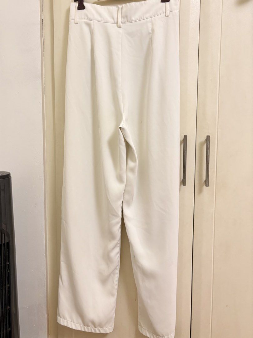 White High-Waisted Pleated Wide Leg Pants (Category: Other Bottoms) located in Makati City. Submitted by rinadeclutters (Listing ID 1449807641, Image 2). Description: 💌 Please message before buying! - brand: JUICE - colour: white - size: medium - high waisted - pleated wide leg 💰 MOP: GCash or bank transfer 📦 Shipping fee will be shouldered by buyer.