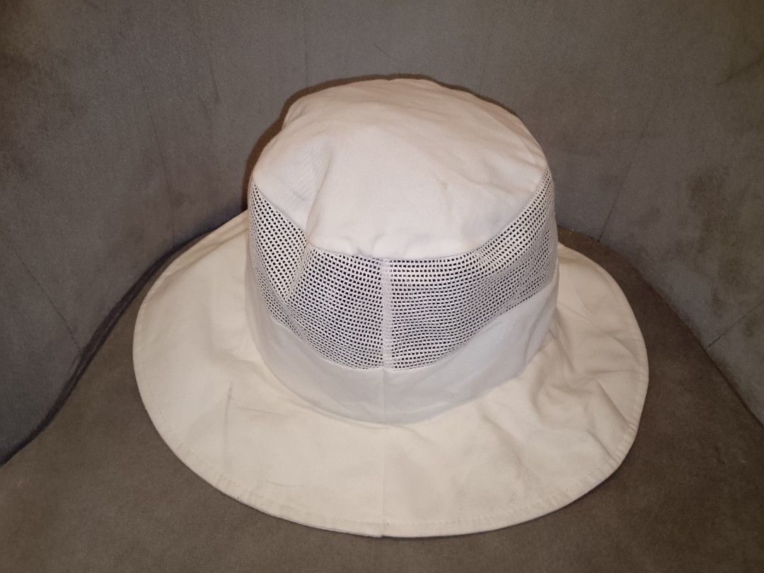 White Sun Hat with Mesh Ventilation (Category: Hats & Beanies) located in Binangonan. Submitted by yuristalin888 (Listing ID 1449776989, Image 2). Description: - White bucket hat - Wide brim for sun protection - Breathable mesh band around the crown - Ideal for sunny outdoor activities - Simple, functional, and packable design.