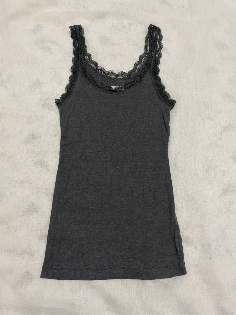 Y2k lace trim tank top (Category: Sleeveless) located in Marilao. Submitted by kyssmarila (Listing ID 1449863193, Image 1). Description: — Size: XS — Condition: 9/10 — Flaws: None .