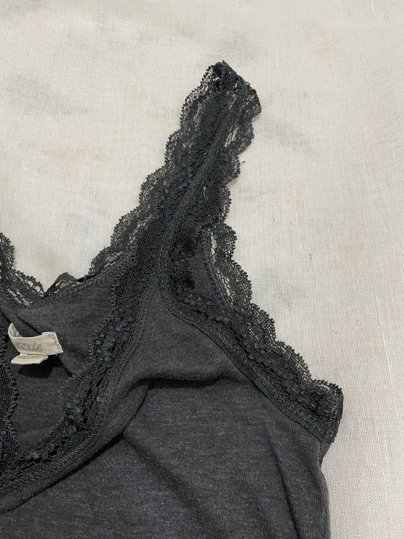 Y2k lace trim tank top (Category: Sleeveless) located in Marilao. Submitted by kyssmarila (Listing ID 1449863193, Image 2). Description: — Size: XS — Condition: 9/10 — Flaws: None .