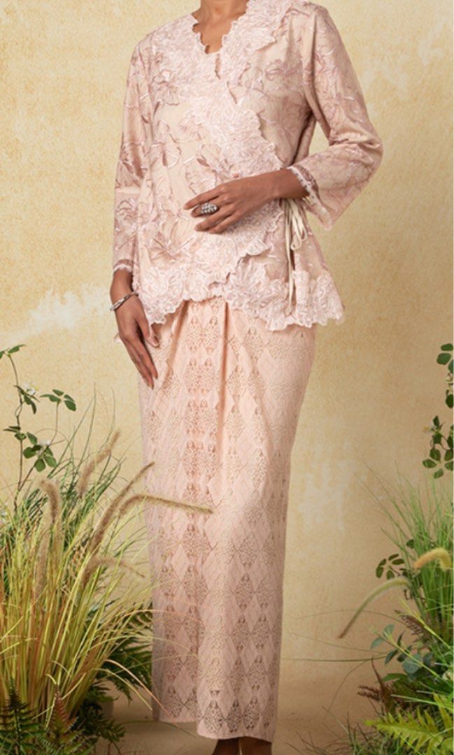 Zalia Dang Wangi (Category: Baju Kurung & sets) located in Masai. Submitted by putmysarah (Listing ID 1449901348, Image 1). Description: - kebaya with kimono style - full lining - pinkish nude colour - very detailed lace on both top and skirt DM for exact measurements, on me picture or other details. Postage RM7 Negotiable price.