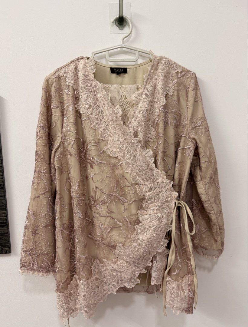 Zalia Dang Wangi (Category: Baju Kurung & sets) located in Masai. Submitted by putmysarah (Listing ID 1449901348, Image 2). Description: - kebaya with kimono style - full lining - pinkish nude colour - very detailed lace on both top and skirt DM for exact measurements, on me picture or other details. Postage RM7 Negotiable price.