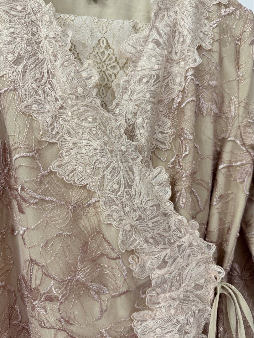 Zalia Dang Wangi (Category: Baju Kurung & sets) located in Masai. Submitted by putmysarah (Listing ID 1449901348, Image 3). Description: - kebaya with kimono style - full lining - pinkish nude colour - very detailed lace on both top and skirt DM for exact measurements, on me picture or other details. Postage RM7 Negotiable price.