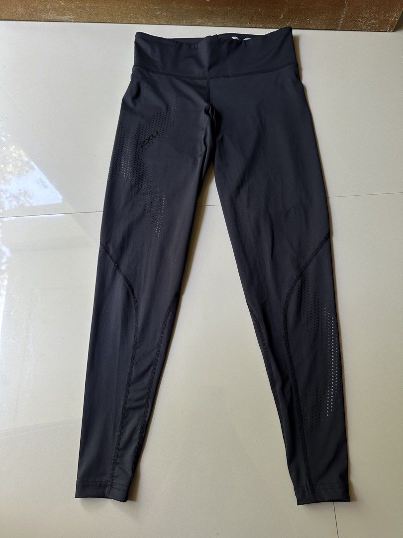 2XU Women's Motion Mid-rise Compression Tights Size M (Category: Activewear) located in Rosales. Submitted by dariang22 (Listing ID 1449965415, Image 2). Description: - 2XU Women's Motion Mid-rise Compression Tights - Color: Black - Size: Medium (M) - Ideal for running and training - Offers comfort and support - Features stylish perforated details on the legs - Origin: Made in Thailand, Designed in Australia.