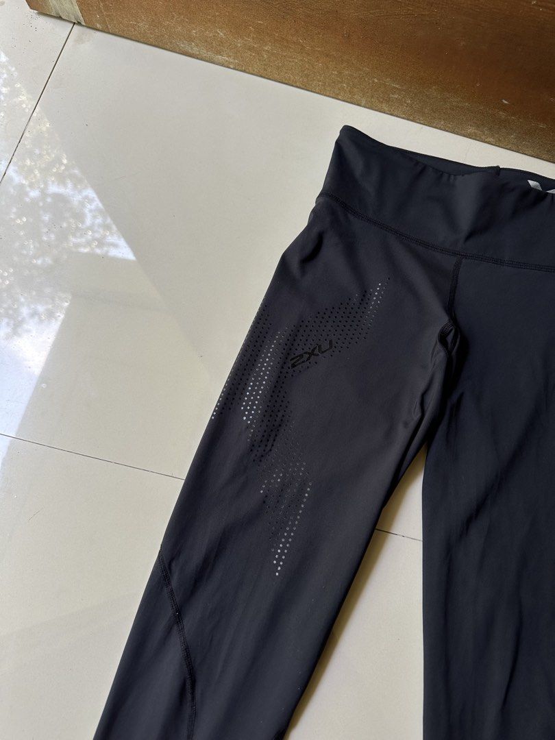 2XU Women's Motion Mid-rise Compression Tights Size M (Category: Activewear) located in Rosales. Submitted by dariang22 (Listing ID 1449965415, Image 3). Description: - 2XU Women's Motion Mid-rise Compression Tights - Color: Black - Size: Medium (M) - Ideal for running and training - Offers comfort and support - Features stylish perforated details on the legs - Origin: Made in Thailand, Designed in Australia.