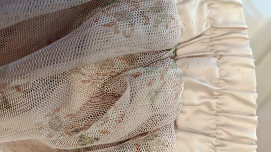 由 mumubecky (刊登 ID 1450044610，圖片 3) 提交，位於 台南市 (Tainan) 的 粉色小碎花蓬蓬紗裙（腰部鬆緊帶需自行替換） (類別：裙子)，說明：有內裡不會透，腰部的鬆緊帶需自行替換，目前腰寬35cm，裙長70cm，腰部部分區域有之前手工縫線的針痕（如圖），不介意再索取，謝謝。。