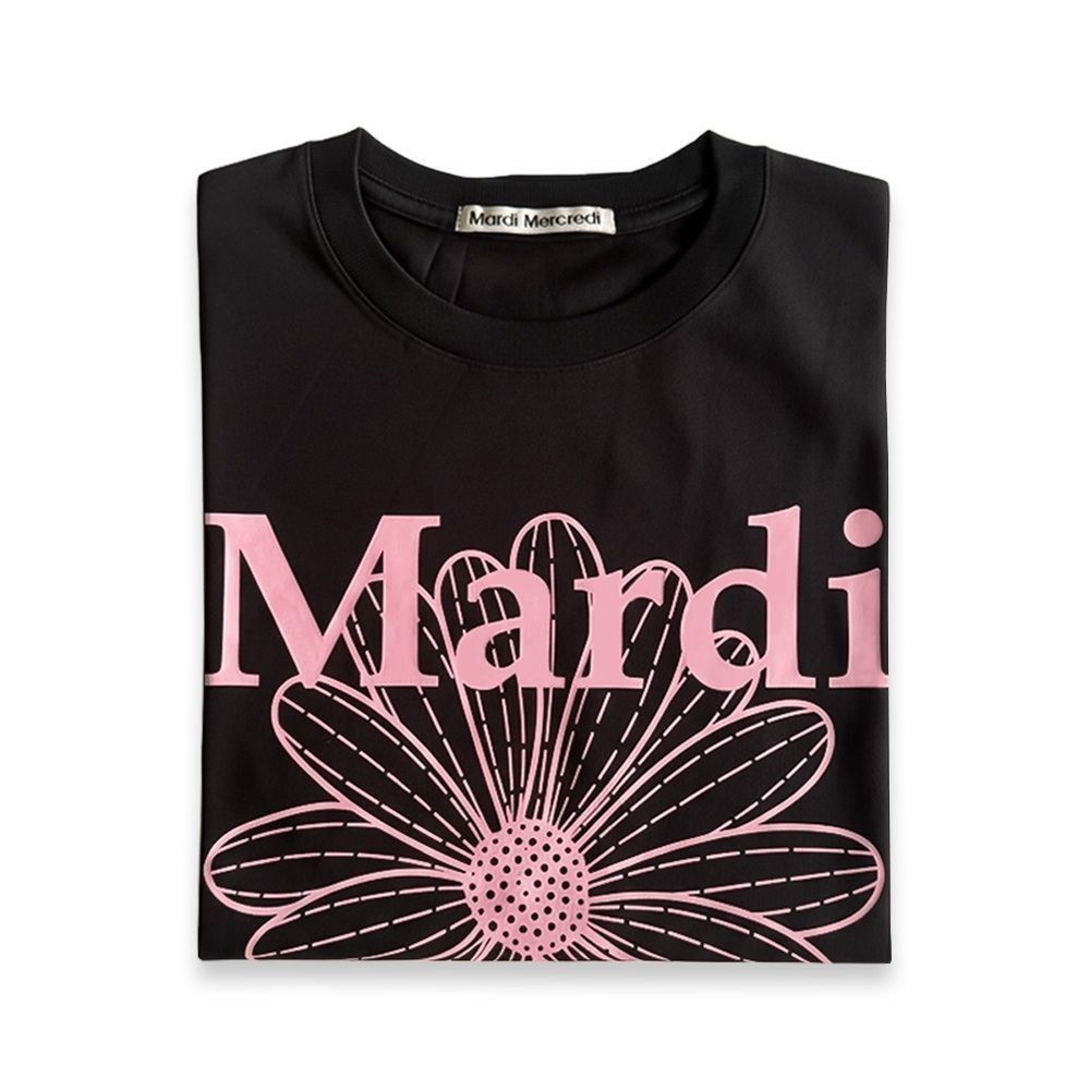 由 gaiac10 (刊登 ID 1450102862，圖片 2) 提交，位於 台北市 (Taipei) 的 九成新 Mardi 經典小雛菊短袖T恤 短版上衣 SLIM修身版 黑底粉花 韓國潮牌 (類別：Ｔ恤)，說明：韓國連線購入，原價約1000 穿二洗二，少穿故售出 圖一為實拍，最後一張為購入時賣家提供的照片（現已剪標，無附外包裝袋） One size 平常穿S-M號女孩適穿 短版上衣 肩寬36 胸寬43 長度50 單位:公分。