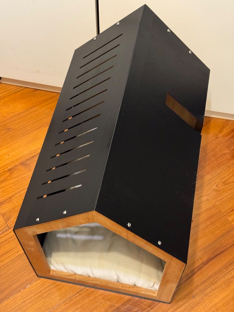 日系簡約狗屋 Modern Minimalist Pet Bed House with Cushion （分類：寵物家品及其他）位於 Hong Kong。 由 w__sell 提交（商品編號 1450105502，圖片 2）。簡介： - Size: W38 x D55D x H55cm - Stylish geometric pet bed - Chic black metal exterior with natural wood trim - Includes a soft, striped cushion - Slotted top for excellent ventilation - Ideal for cats and small dogs - Provides a cozy and modern hideaway。