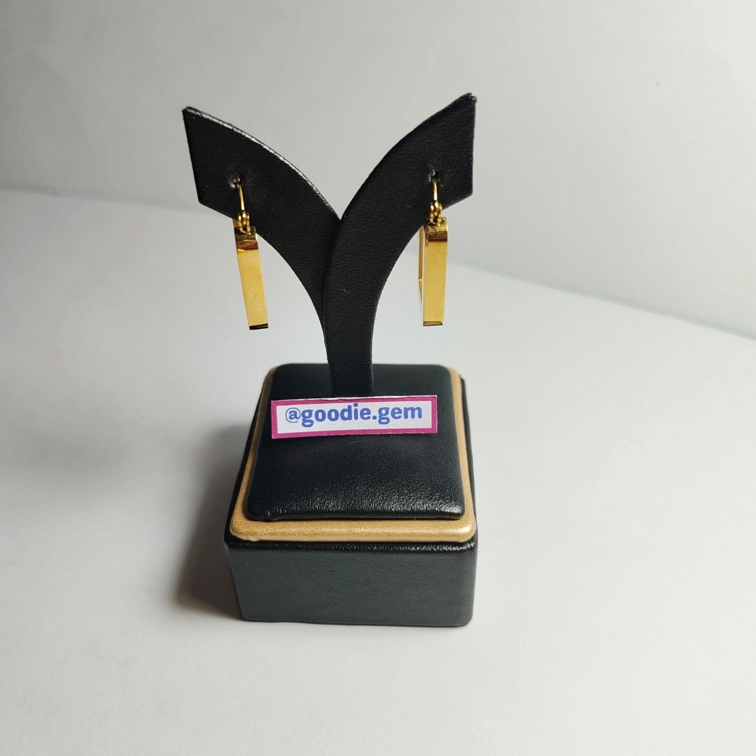 Anting rectangular (Kategori: Perhiasan Wanita) berada di Jakarta Utara. Dikirim oleh goodie.gem (ID iklan 1450104591, Gambar 1). Deskripsi: Bahan stainless steel Warna gold Tinggi anting 2 cm.