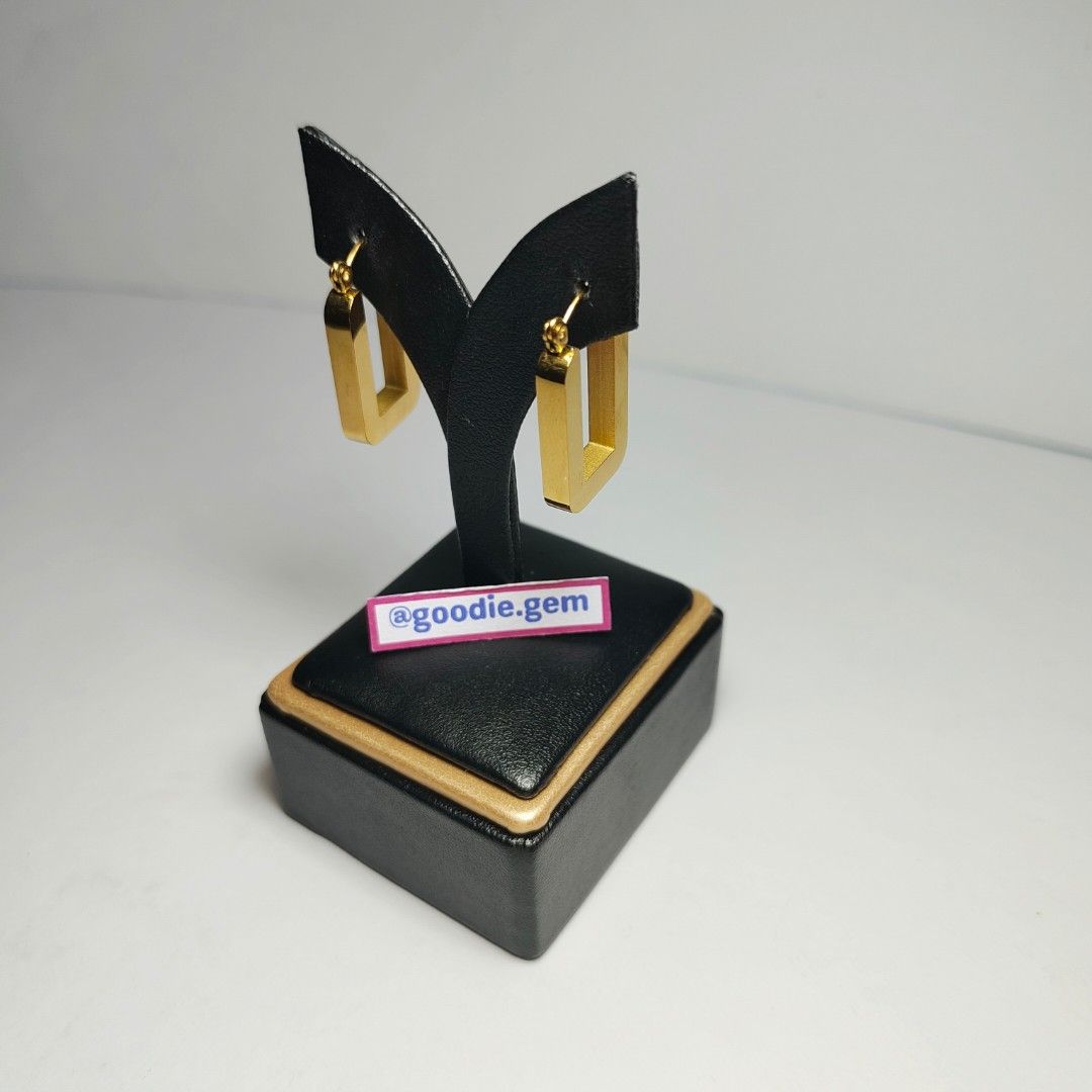 Anting rectangular (Kategori: Perhiasan Wanita) berada di Jakarta Utara. Dikirim oleh goodie.gem (ID iklan 1450104591, Gambar 3). Deskripsi: Bahan stainless steel Warna gold Tinggi anting 2 cm.