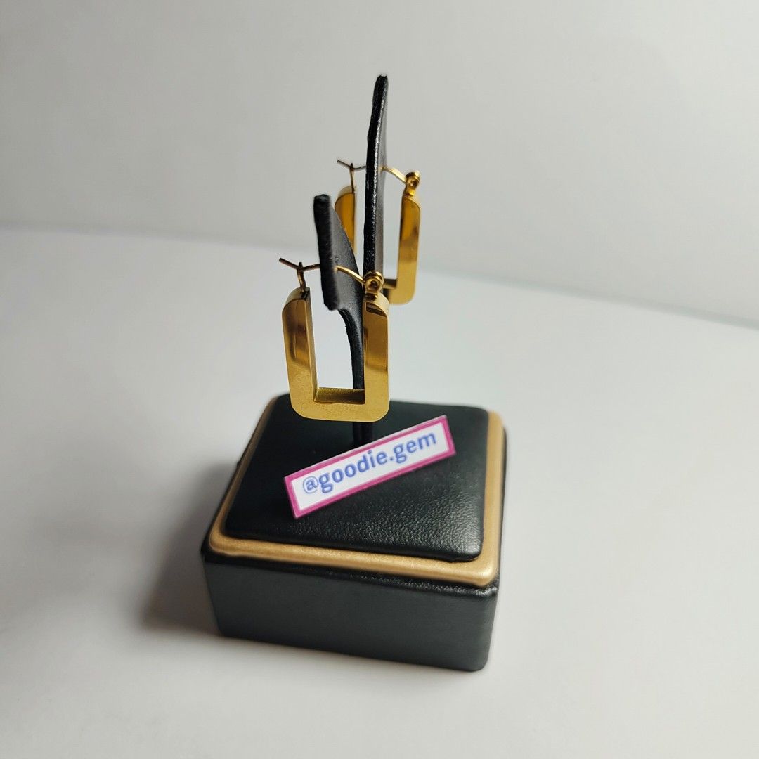 Anting rectangular (Kategori: Perhiasan Wanita) berada di Jakarta Utara. Dikirim oleh goodie.gem (ID iklan 1450104591, Gambar 2). Deskripsi: Bahan stainless steel Warna gold Tinggi anting 2 cm.