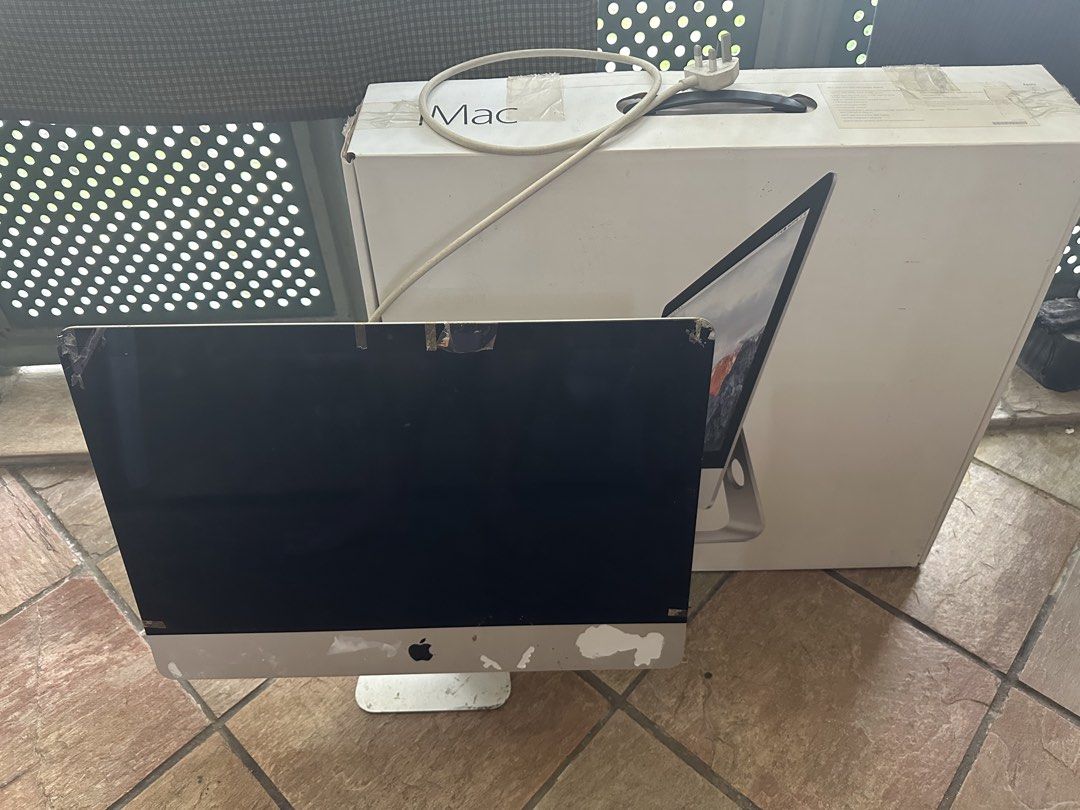 Apple iMac late 2015 21 inches with Box