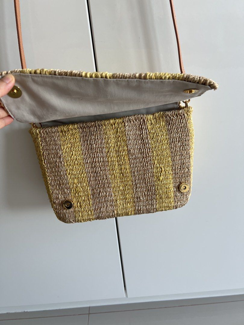 Aranaz Bag (Category: Cross-body Bags) located in Mandaluyong City. Submitted by smmill (Listing ID 1449962597, Image 3). Description: .
