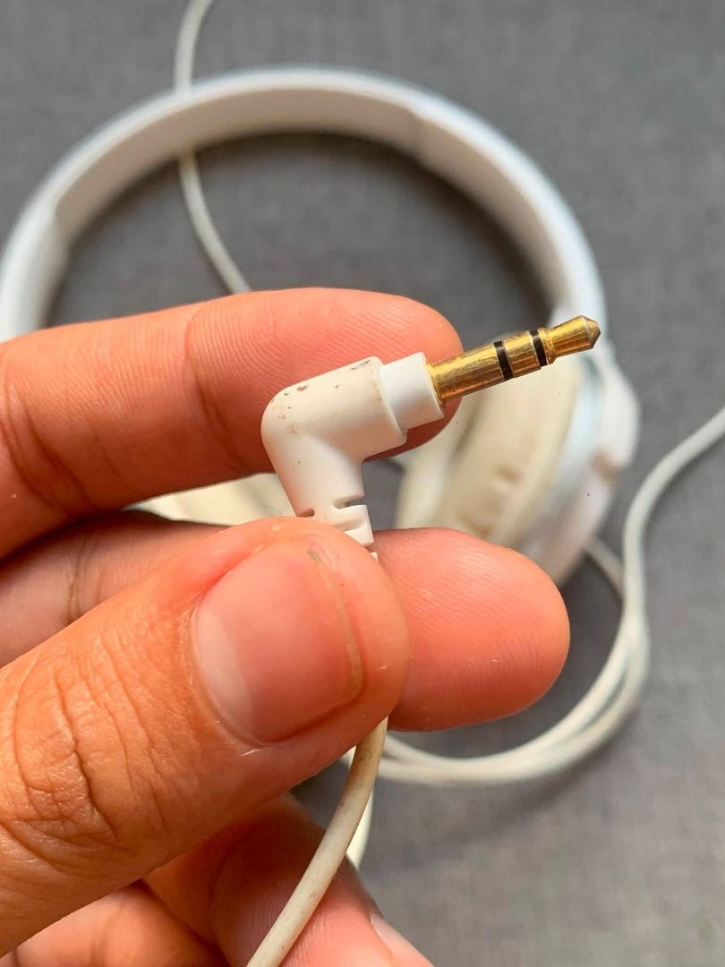 Audio-Technica ATH-M20x White Headphones (Category: Headphones & Headsets) located in Caloocan City. Submitted by kandmshop (Listing ID 1450131746, Image 2). Description: White Audio-Technica headphones with L-shaped 3.5mm jack. Adjustable headband. Minor scuffs and worn ear pads, but still works great!.