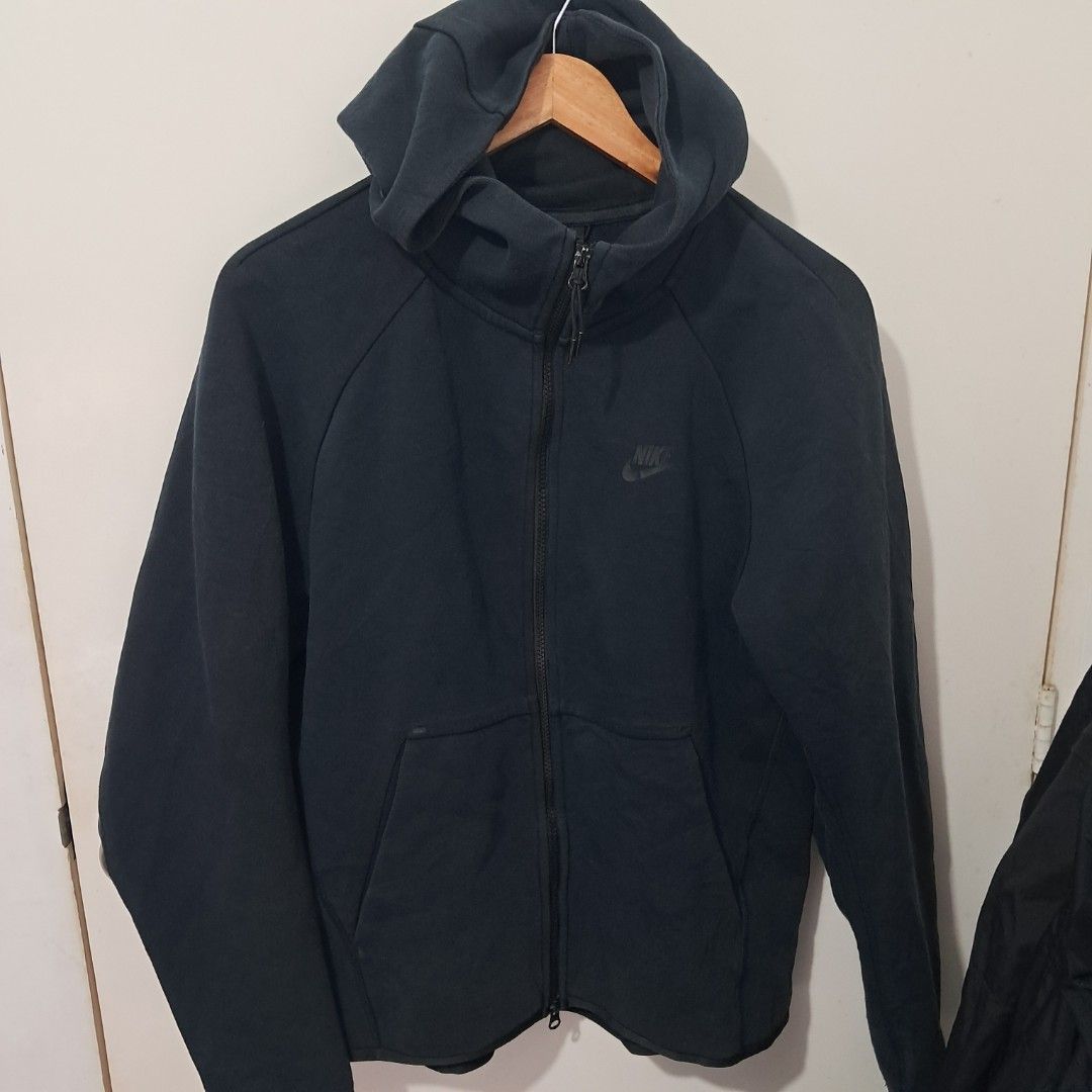 Authentic Nike Tech Fleece Full Zip Hoodie Size L (Category: Coats, Jackets and Outerwear) located in Caloocan City. Submitted by zwolf1 (Listing ID 1449993174, Image 1). Description: - Nike Tech Fleece Hoodie - Full zip closure - 2 side Pockets - Size: Large (L on tag ) -W20x26L - Perfect for everyday wear or workouts - Comfortable and stylish design complete tags NO MAJOR ISSUE.