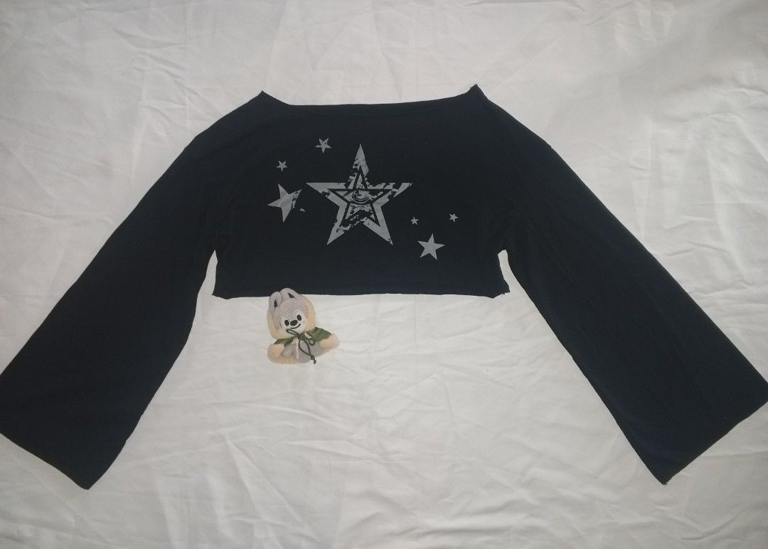 ★Black Long sleeve star crop top★ (Category: Others Tops) located in Antipolo. Submitted by cheezeka (Listing ID 1450086616, Image 1). Description: Brand: Romw3 Size: Large Issue: medjo makati pero keri namn and di ko nagagamit.