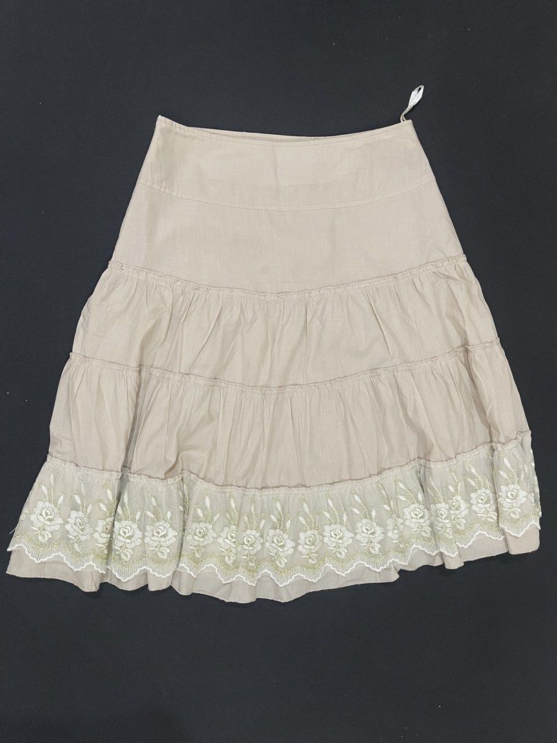 Brown Tiered Skirt (Category: Skirts) located in Santa Cruz, Pampanga. Submitted by httpschayo (Listing ID 1450057516, Image 3). Description: Brown Tiered Skirt Waist: “28 - “29 Length: “23 • medida sizing — non-garterized — side zipper closure — working zipper — light weight — the color may slightly change due to lighting note: may parang small grease spots (can be seen in the picture)..