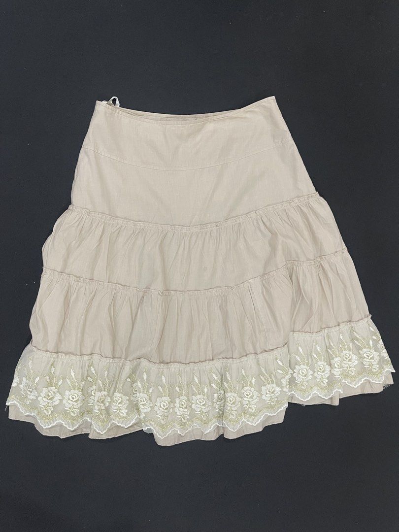 Brown Tiered Skirt (Category: Skirts) located in Santa Cruz, Pampanga. Submitted by httpschayo (Listing ID 1450057516, Image 2). Description: Brown Tiered Skirt Waist: “28 - “29 Length: “23 • medida sizing — non-garterized — side zipper closure — working zipper — light weight — the color may slightly change due to lighting note: may parang small grease spots (can be seen in the picture)..