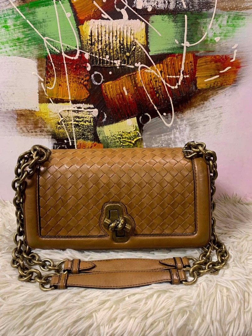 BV Leather flap (Category: Luxury Bags & Wallets) located in Manila. Submitted by rangya (Listing ID 1450060938, Image 2). Description: BOTTEGA VENETA FLAP ANTIQUE /VINTAGE GUARANTEED ORIGINAL jm .