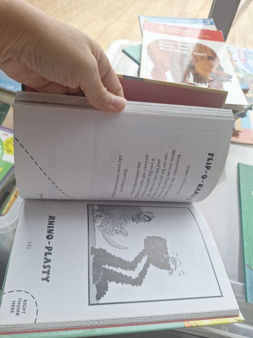 Captain Underpants 10 英文小說 （分類：小說及非小說）位於 Hong Kong。 由 suman_rest 提交（商品編號 1450006611，圖片 3）。簡介： Captain Underpants 嘅第十集，英文小說。講述George同Harold嘅冒險故事。書本有好多插圖，仲有Flip-o-rama互動環節。小朋友一定鍾意睇。。