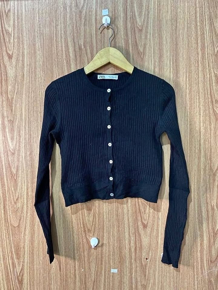 Cardigan hitam pekat ZARA knit (Kategori: Atasan) berada di Jakarta Barat. Dikirim oleh shelter.outfit (ID iklan 1450041762, Gambar 1). Deskripsi: Barang original dengan kondisi sesuai foto dan deskripsi. Bersih, terawat, dan masih nyaman digunakan. Yuk, kasih kesempatan kedua untuk produk berkualitas sekaligus ikut mendukung gaya hidup yang lebih ramah lingkungan. Detail ukuran cek di 🆂hope udh detail disana cari barangnya & checkout langsung d