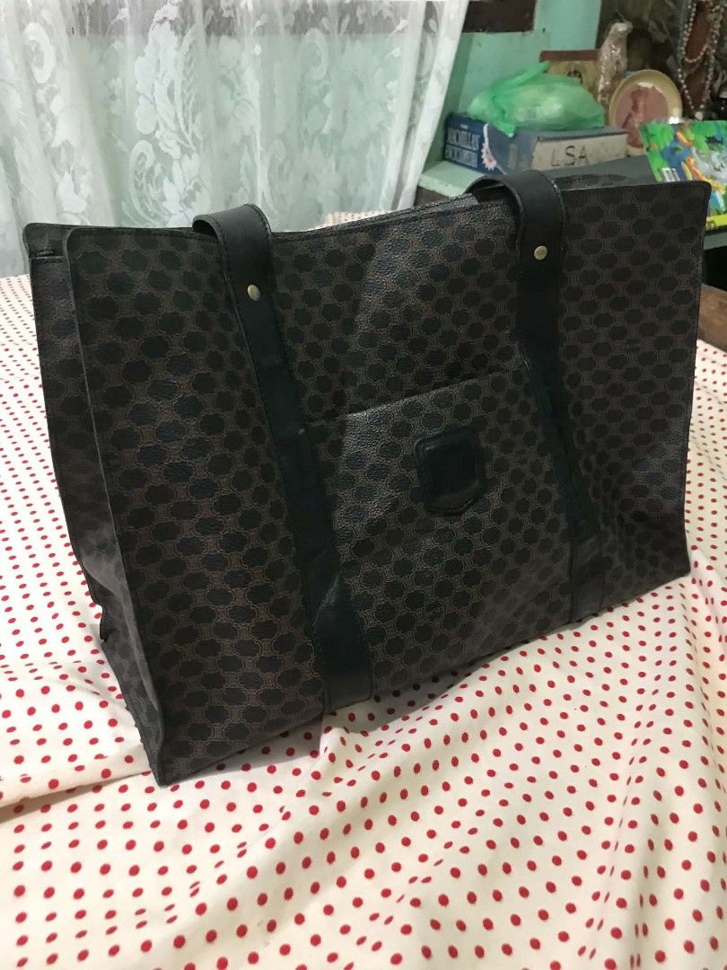 Celine Vintage Tote Bag Macadam (Category: Luxury Bags & Wallets) located in Bislig. Submitted by chrispril (Listing ID 1450096442, Image 2). Description: Celine Vintage Tote Bag Macadam Excellent condition pa may normal issue lang Sobrang ganda pa nito sa personal po 5500 📩📩.