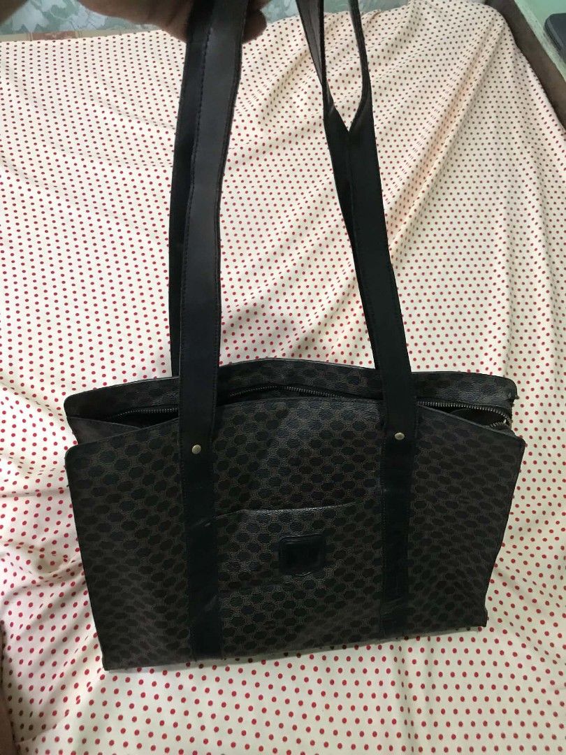 Celine Vintage Tote Bag Macadam (Category: Luxury Bags & Wallets) located in Bislig. Submitted by chrispril (Listing ID 1450096442, Image 1). Description: Celine Vintage Tote Bag Macadam Excellent condition pa may normal issue lang Sobrang ganda pa nito sa personal po 5500 📩📩.