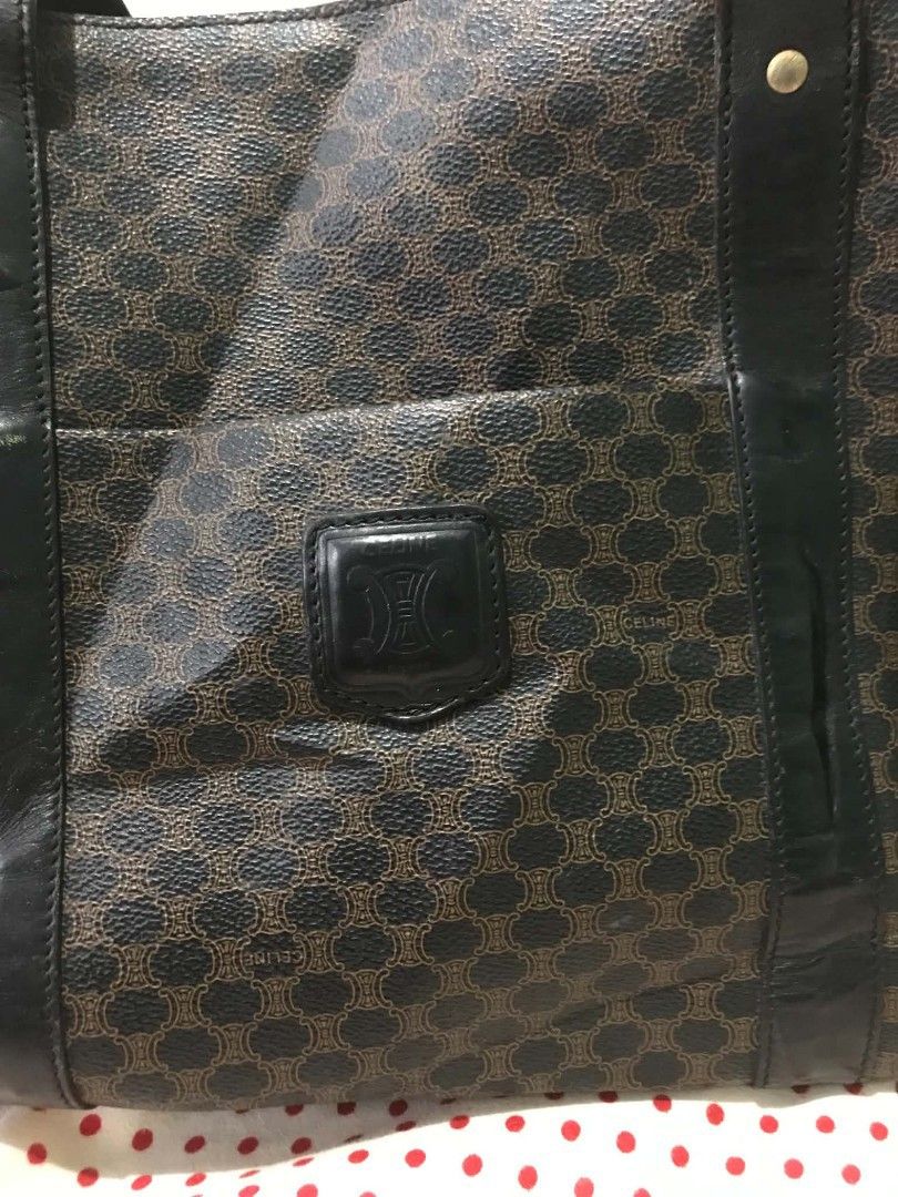 Celine Vintage Tote Bag Macadam (Category: Luxury Bags & Wallets) located in Bislig. Submitted by chrispril (Listing ID 1450096442, Image 3). Description: Celine Vintage Tote Bag Macadam Excellent condition pa may normal issue lang Sobrang ganda pa nito sa personal po 5500 📩📩.