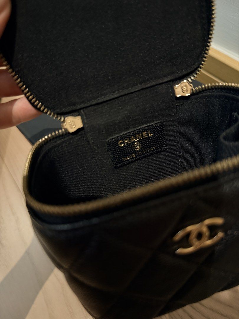 Chanel pearl chain bag （分類：手袋及銀包）位於 Hong Kong。 由 tang_k220 提交（商品編號 1450051966，圖片 2）。簡介： Chanel mini Tiny CC Link Vanity Case with Chain Quilted Caviar Mini clutch bag 80% new Full set with ID card Sf only。