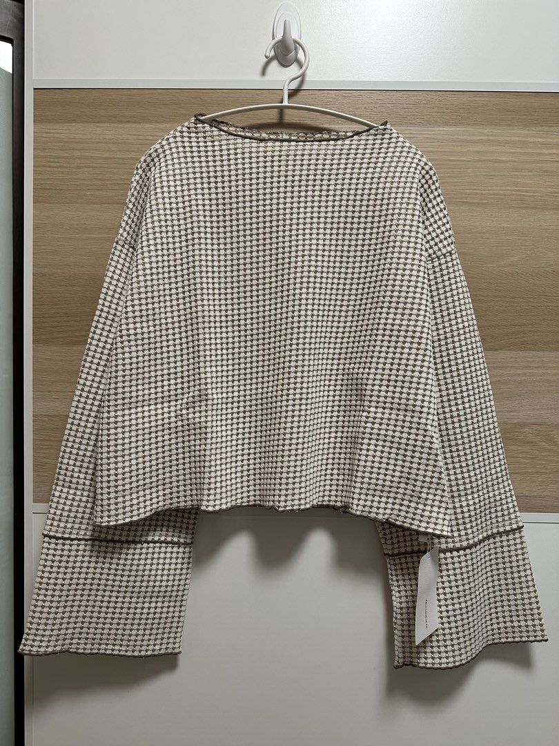 Classical Elf reversible top （分類：長袖衫）位於 Hong Kong。 由 oobubblesoo 提交（商品編號 1450103688，圖片 1）。簡介： Size: M Colour: ivory Chest: 56cm Length: 46.5cm Sleeves: 53cm。