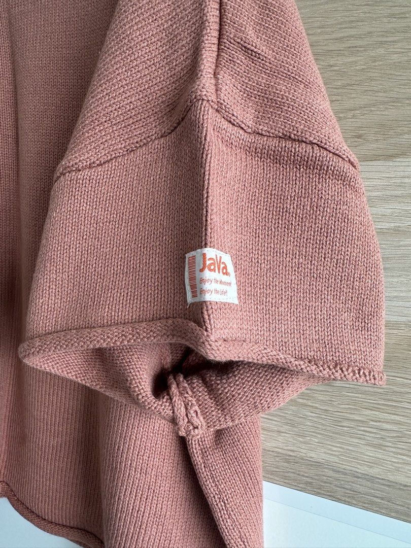 Classical Elf x JaVa knit top （分類：其他上衣）位於 Hong Kong。 由 oobubblesoo 提交（商品編號 1450108725，圖片 2）。簡介： Size: M Colour: brick Chest: 68cm Length: 59cm Shoulder: 76cm Sleeves: 14cm。