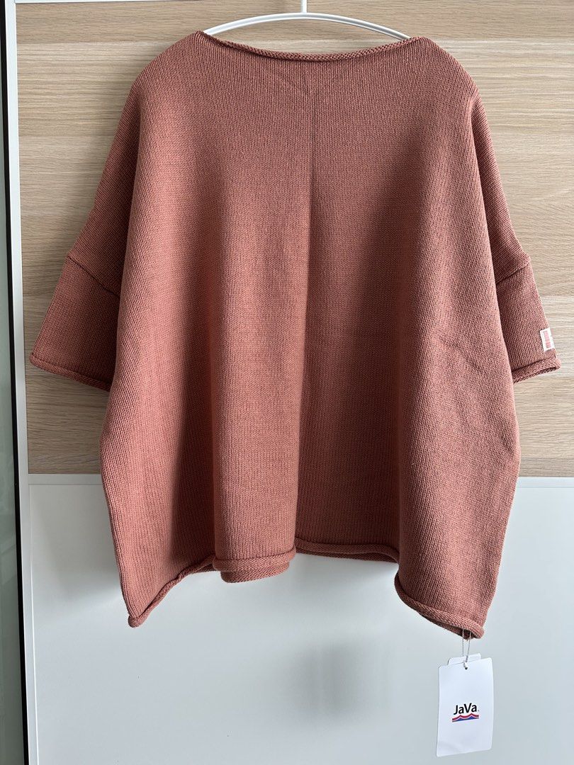 Classical Elf x JaVa knit top （分類：其他上衣）位於 Hong Kong。 由 oobubblesoo 提交（商品編號 1450108725，圖片 1）。簡介： Size: M Colour: brick Chest: 68cm Length: 59cm Shoulder: 76cm Sleeves: 14cm。