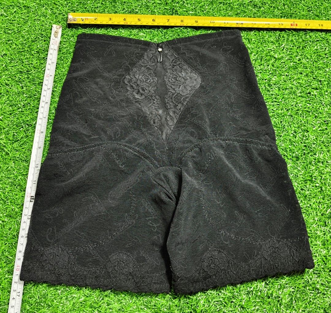 Code : 160 (Category: New Undergarments & Loungewear) located in Sungai Buloh. Submitted by Zirahh.BndleNightware (Listing ID 1450019363, Image 1). Description: 9/10.