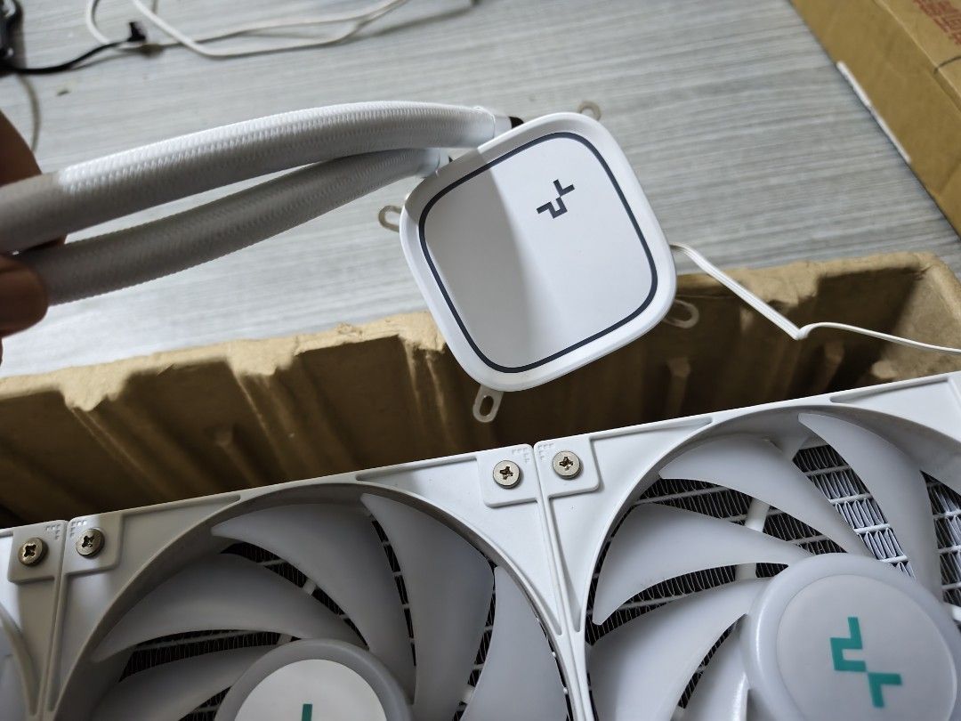 Deepcool LE720 AIO (Category: Computer Parts) located in Kota Bharu. Submitted by purephoenix.640266 (Listing ID 1450130246, Image 2). Description: - White 360mm All-in-One (AIO) - Includes pump block and three fans - Braided tubing for a clean look - Perfect for a new PC build - Baru guna 3 bulan.