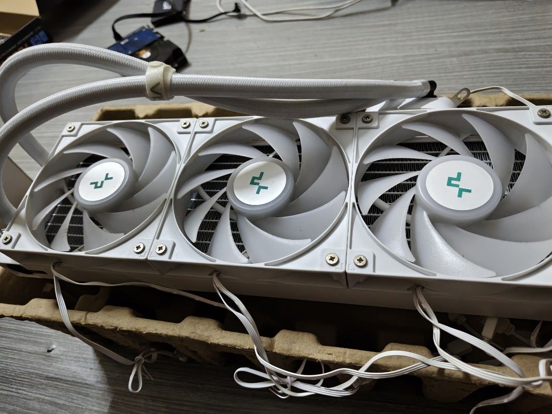 Deepcool LE720 AIO (Category: Computer Parts) located in Kota Bharu. Submitted by purephoenix.640266 (Listing ID 1450130246, Image 1). Description: - White 360mm All-in-One (AIO) - Includes pump block and three fans - Braided tubing for a clean look - Perfect for a new PC build - Baru guna 3 bulan.
